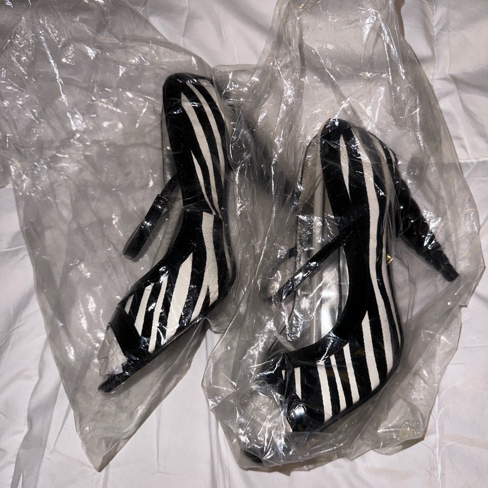 SEXY ZEBRA PRINT HEELS